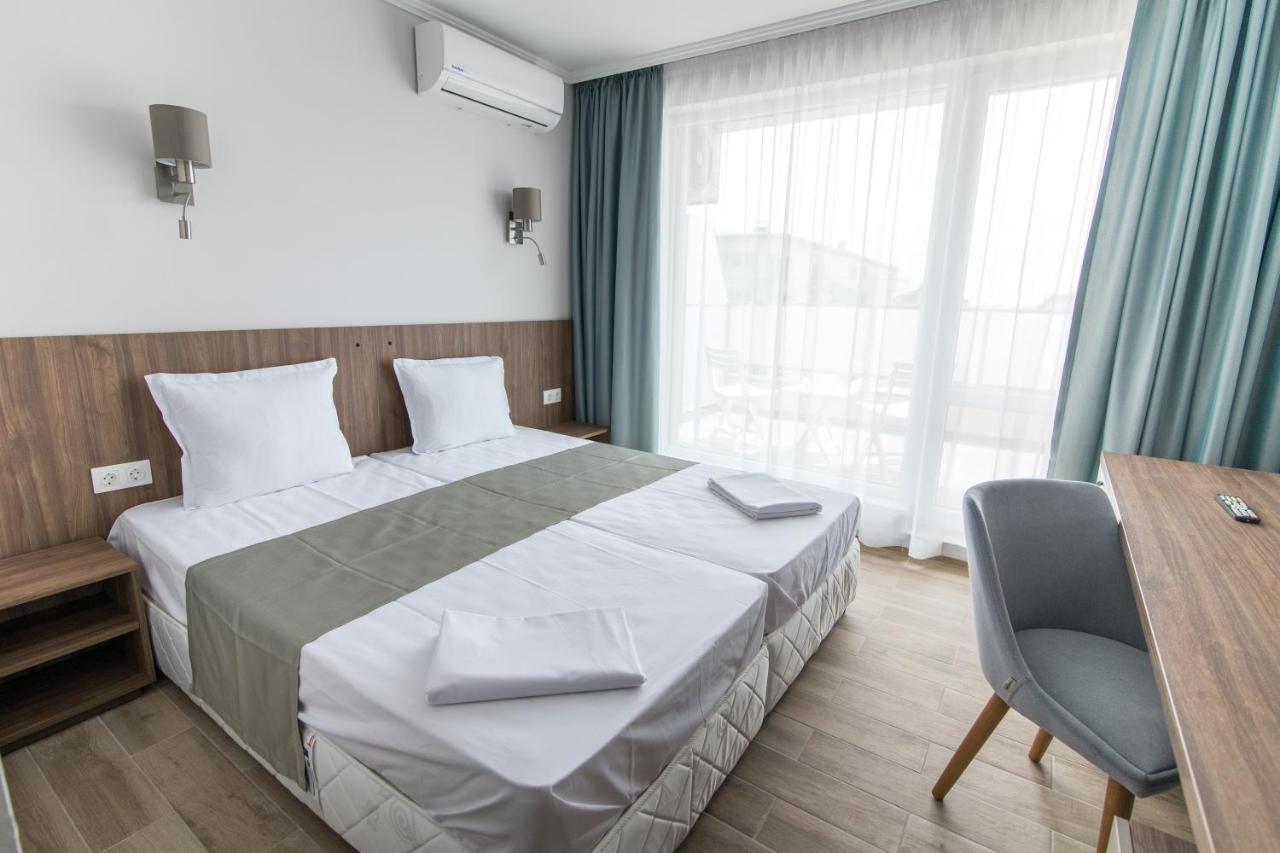 Cinema Hotel Primorsko Buitenkant foto