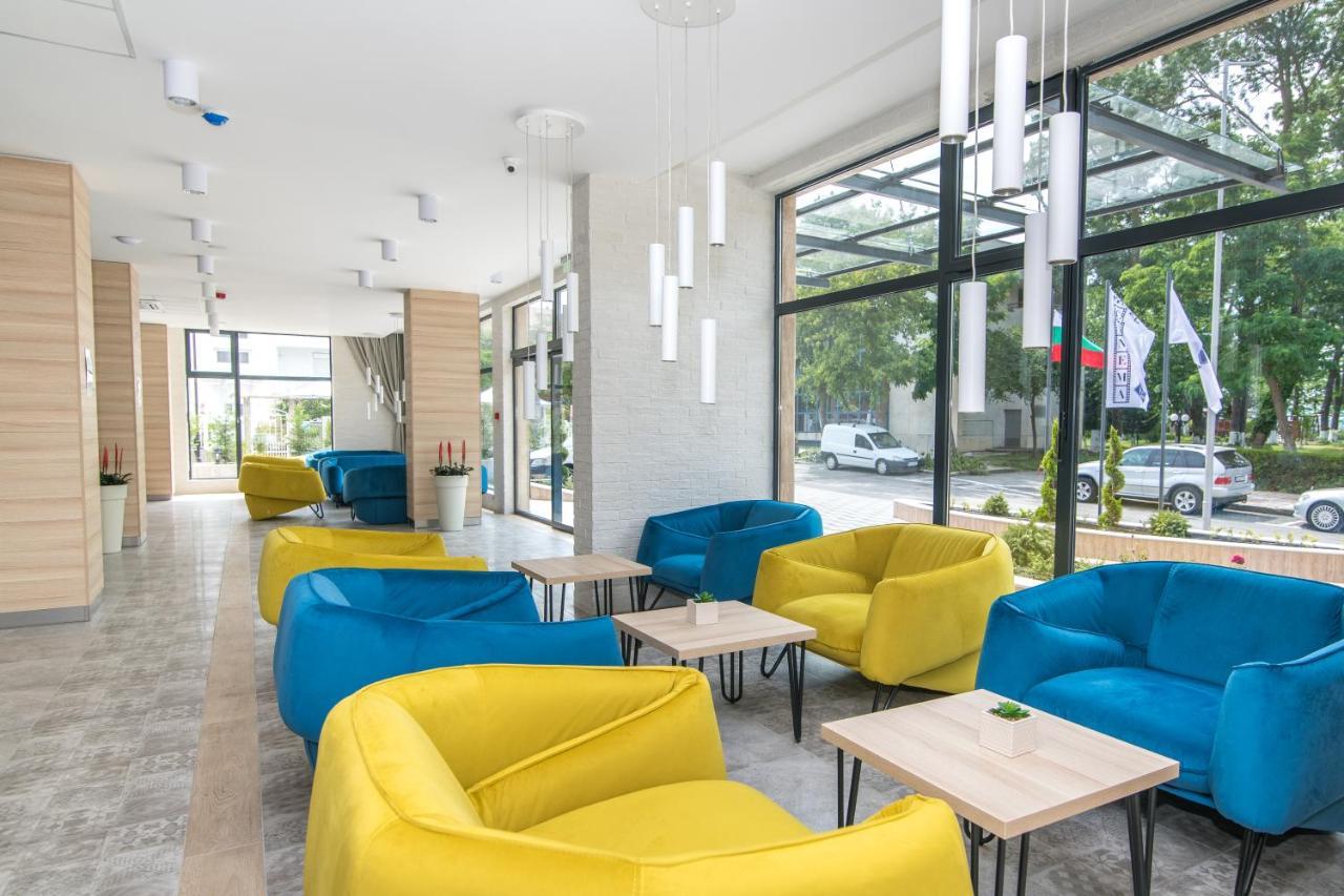 Cinema Hotel Primorsko Buitenkant foto