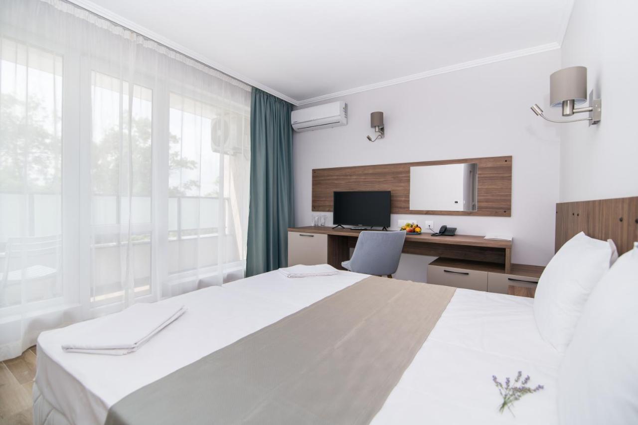 Cinema Hotel Primorsko Buitenkant foto
