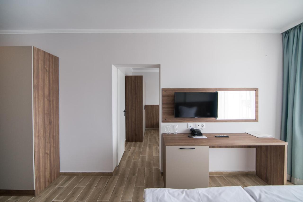 Cinema Hotel Primorsko Buitenkant foto