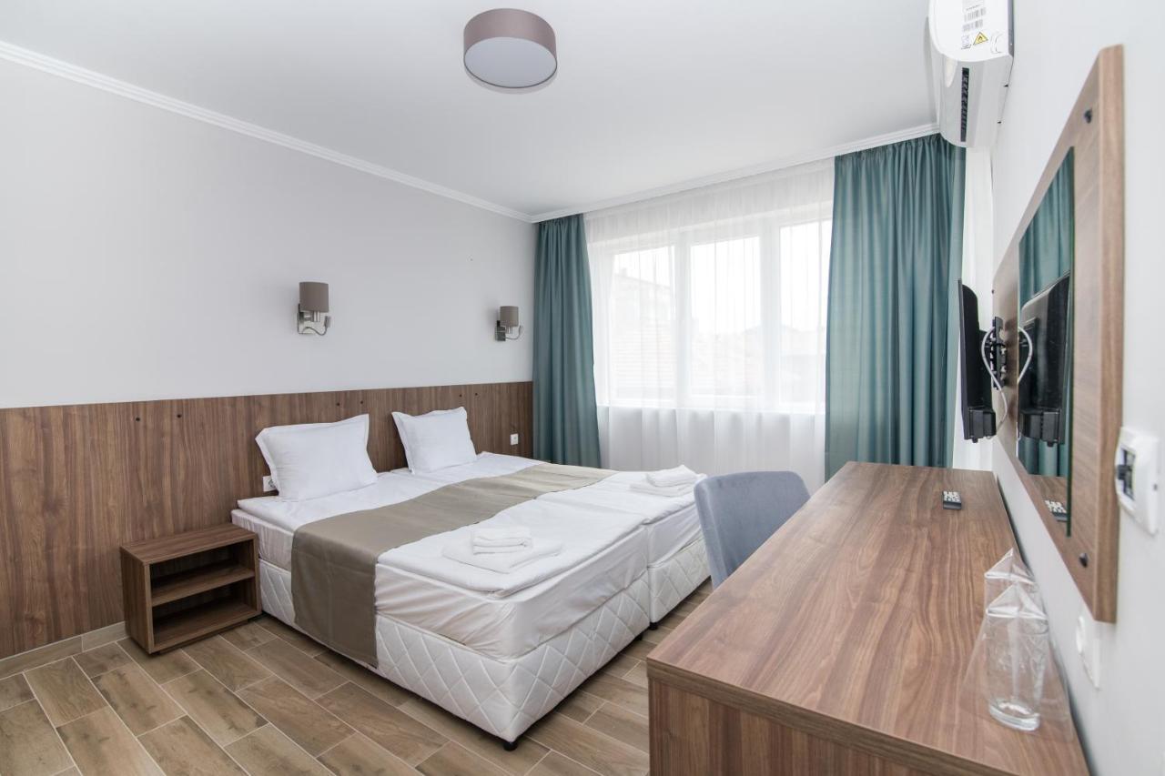 Cinema Hotel Primorsko Buitenkant foto
