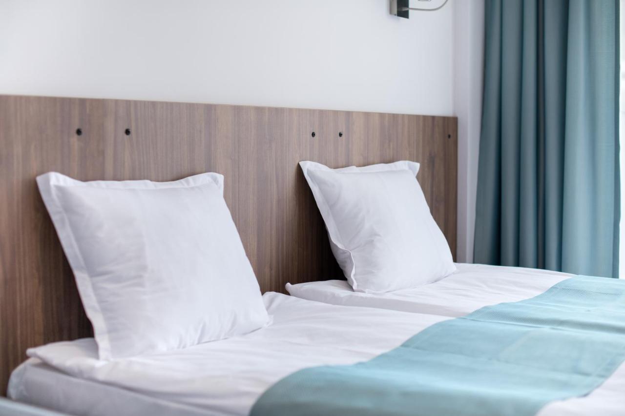 Cinema Hotel Primorsko Buitenkant foto