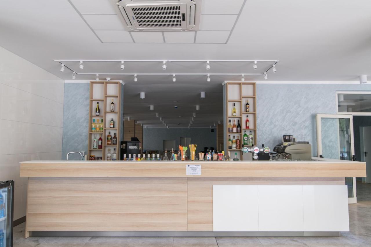 Cinema Hotel Primorsko Buitenkant foto