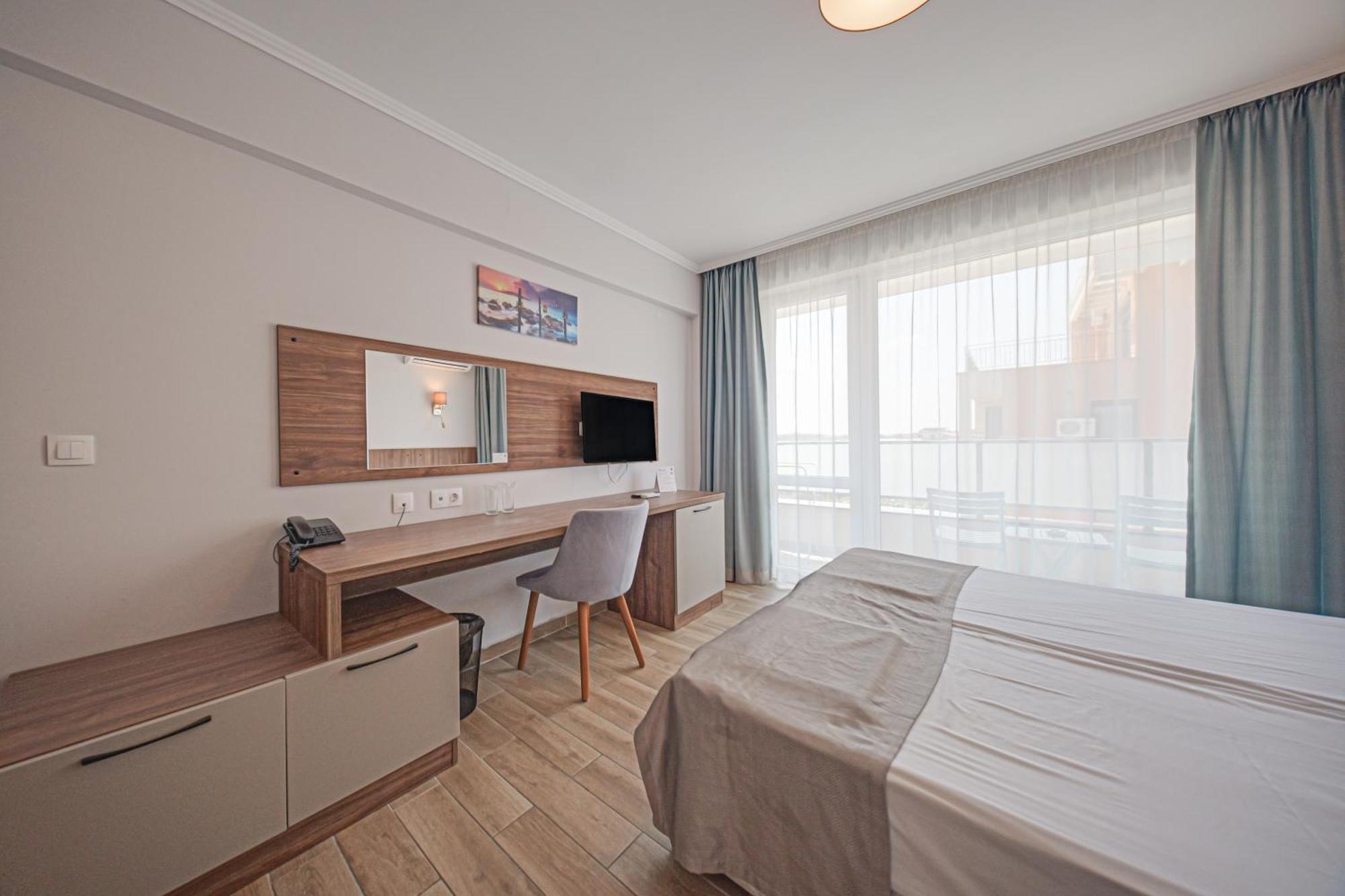 Cinema Hotel Primorsko Buitenkant foto