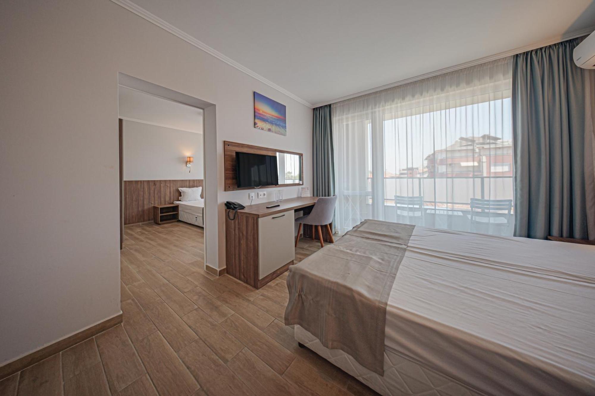 Cinema Hotel Primorsko Buitenkant foto
