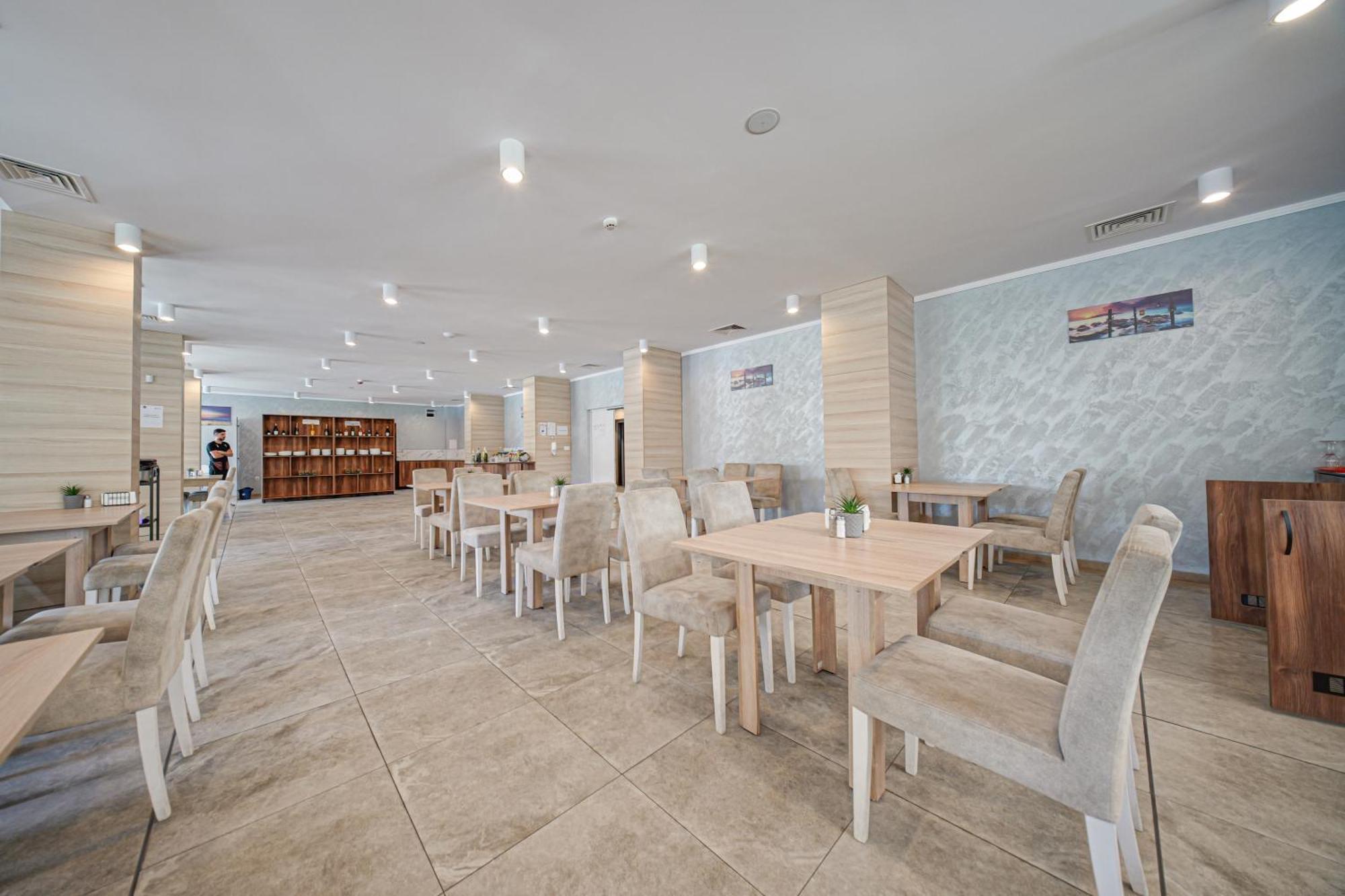 Cinema Hotel Primorsko Buitenkant foto