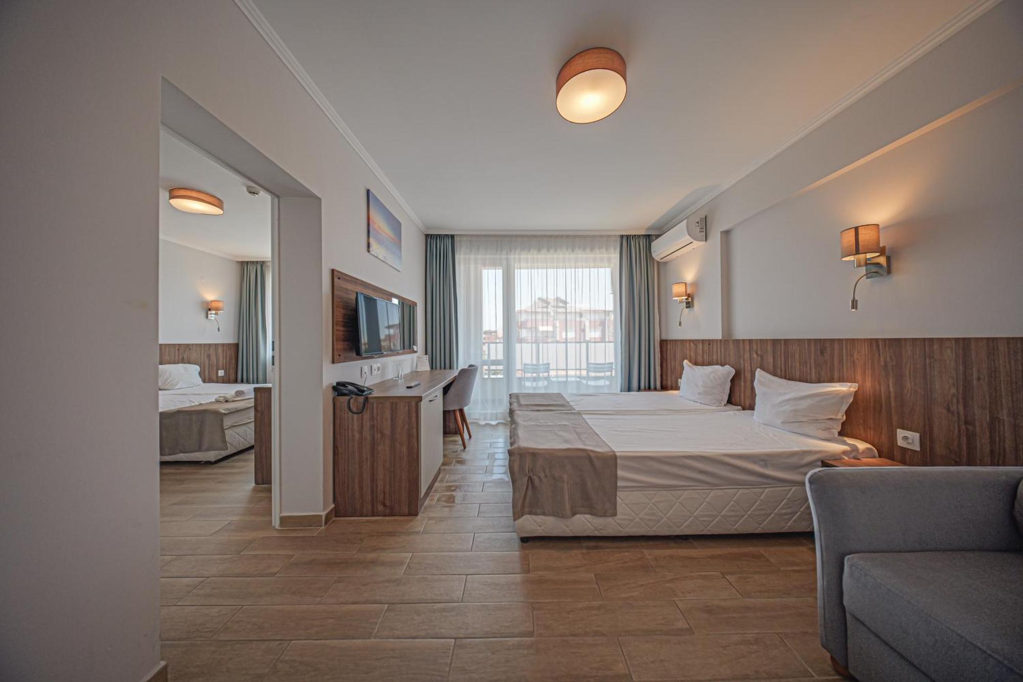 Cinema Hotel Primorsko Buitenkant foto